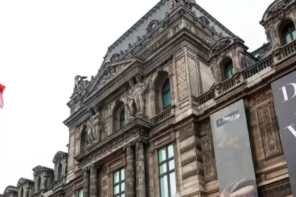 Fachada del museo del Louvre. El museo del Louvre ha sido objeto de un atraco en el que no ha habido heridos, según la ministra francesa de Cultura, y obligó a cerrar el museo durante toda la jornada. Foto: JLMNoticias / EFE/ Mohammed Badra.