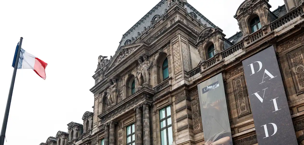 Fachada del museo del Louvre. El museo del Louvre ha sido objeto de un atraco en el que no ha habido heridos, según la ministra francesa de Cultura, y obligó a cerrar el museo durante toda la jornada. Foto: JLMNoticias / EFE/ Mohammed Badra.