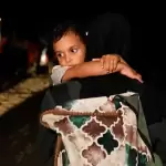 Un niño, en brazos de su padre, en Franja de Gaza. Foto: JLMNoticias / arynews.