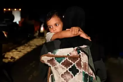 Un niño, en brazos de su padre, en Franja de Gaza. Foto: JLMNoticias / arynews.