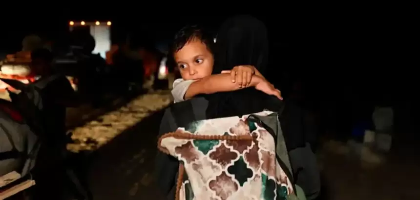 Un niño, en brazos de su padre, en Franja de Gaza. Foto: JLMNoticias / arynews.