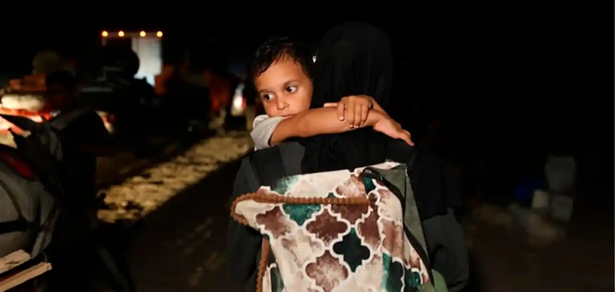 Un niño, en brazos de su padre, en Franja de Gaza. Foto: JLMNoticias / arynews.