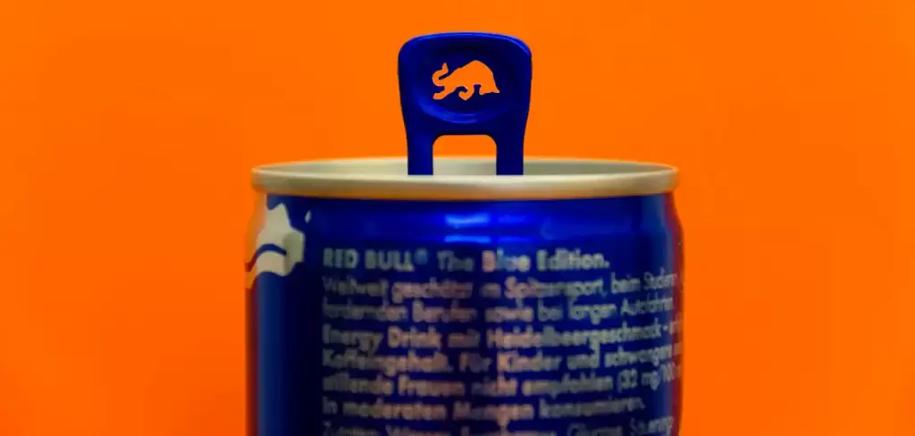 Imagen ilustrativa de Red Bull, la cadena más grande de Bebidas Energéticas en el mundo. Prohíben venta de bebidas energéticas a menores: qué cambia, qué falta y el debate que abre. Foto: JLMNoticias / Alexander Sinn / Unsplash.