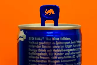 Imagen ilustrativa de Red Bull, la cadena más grande de Bebidas Energéticas en el mundo. Prohíben venta de bebidas energéticas a menores: qué cambia, qué falta y el debate que abre. Foto: JLMNoticias / Alexander Sinn / Unsplash.