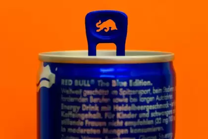 Imagen ilustrativa de Red Bull, la cadena más grande de Bebidas Energéticas en el mundo. Prohíben venta de bebidas energéticas a menores: qué cambia, qué falta y el debate que abre. Foto: JLMNoticias / Alexander Sinn / Unsplash.