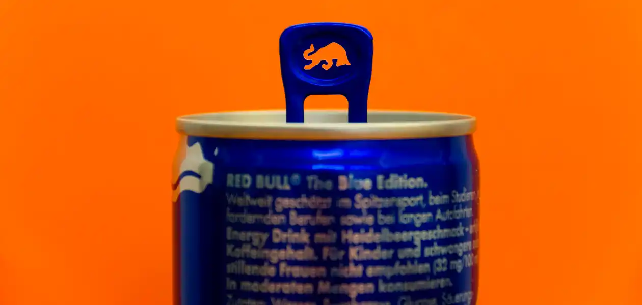 Imagen ilustrativa de Red Bull, la cadena más grande de Bebidas Energéticas en el mundo. Prohíben venta de bebidas energéticas a menores: qué cambia, qué falta y el debate que abre. Foto: JLMNoticias / Alexander Sinn / Unsplash.