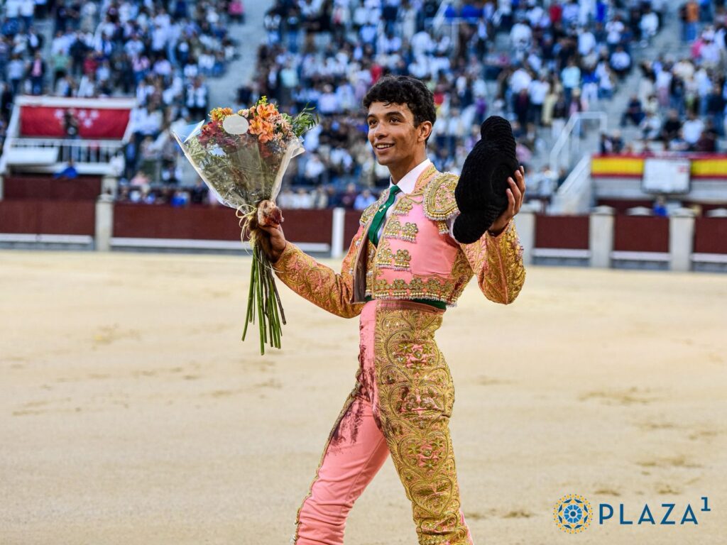 Feliz, y no era para menos, Castrejón dió la vuelta al ruedo con la única oreja que se cortó en la novillada sin picadores. Foto: JLMNoticias / Plaza.
