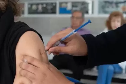 El Gobierno de Aguascalientes invita a completar el esquema de vacunación gratuito en los Centros de Salud, IMSS e ISSSTE del estado.