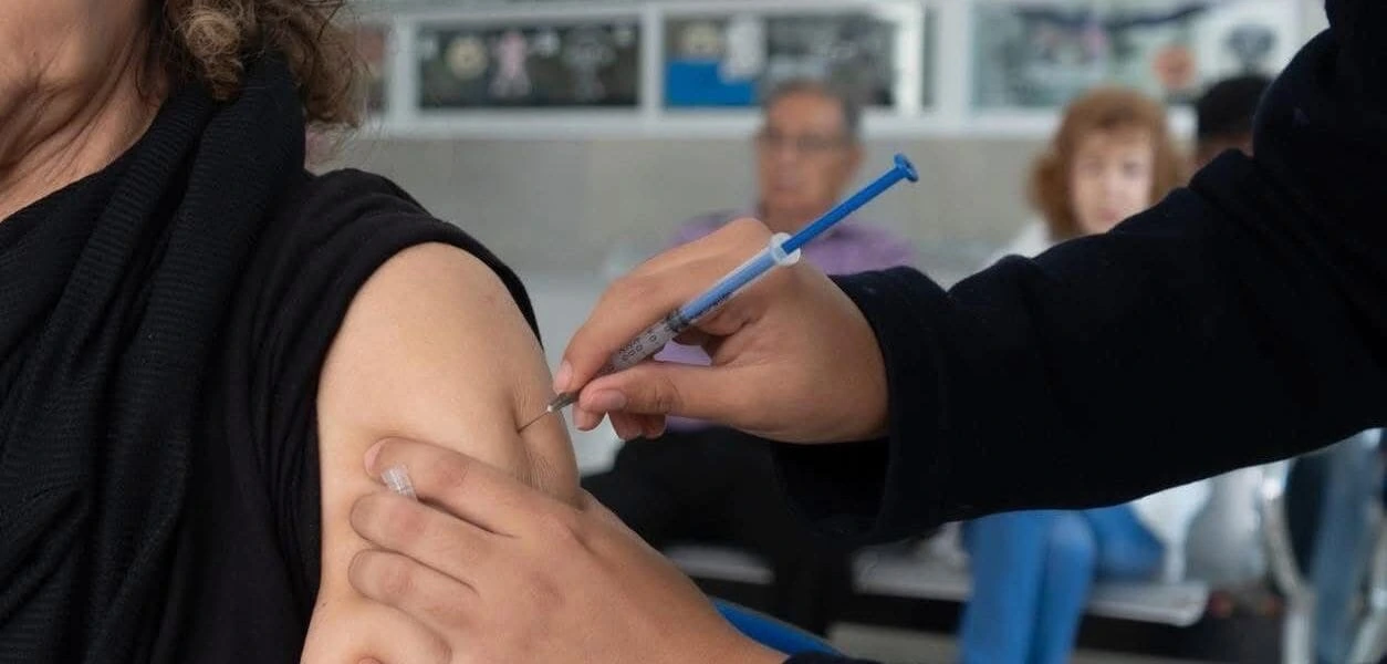 El Gobierno de Aguascalientes invita a completar el esquema de vacunación gratuito en los Centros de Salud, IMSS e ISSSTE del estado.