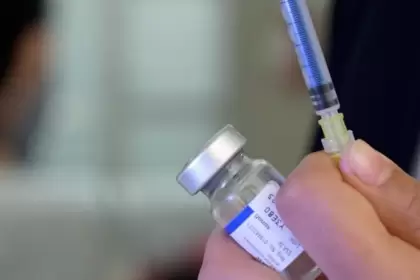 El ISSEA inicia el 13 de octubre la vacunación invernal 2025-2026 contra influenza, covid-19 y neumococo, disponible gratis en centros de salud.