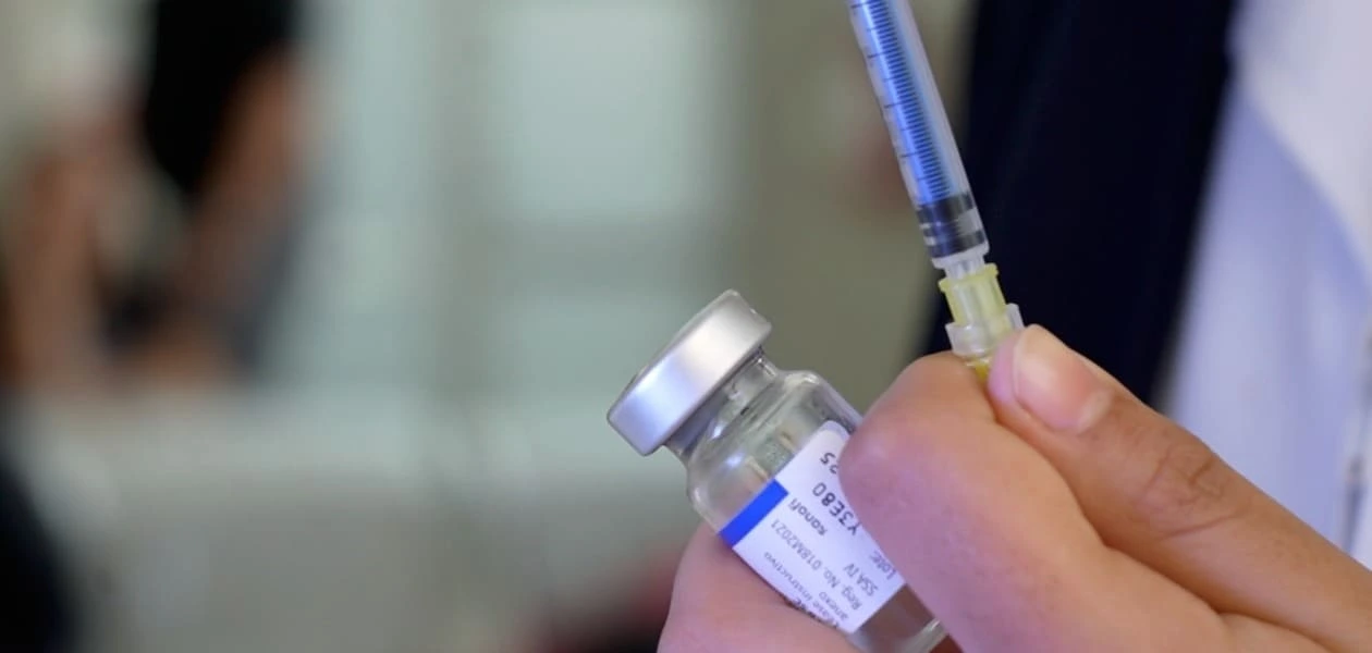 El ISSEA inicia el 13 de octubre la vacunación invernal 2025-2026 contra influenza, covid-19 y neumococo, disponible gratis en centros de salud.