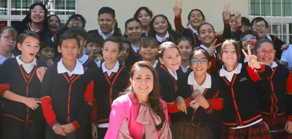 Tere Jiménez entregó obras de rehabilitación en la primaria J. Guadalupe Peralta Gámez y equipo para bandas de guerra de escuelas de Aguascalientes.
