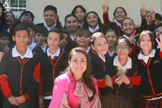Tere Jiménez entregó obras de rehabilitación en la primaria J. Guadalupe Peralta Gámez y equipo para bandas de guerra de escuelas de Aguascalientes.