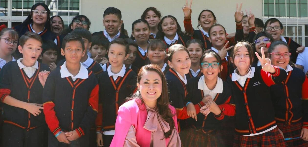 Tere Jiménez entregó obras de rehabilitación en la primaria J. Guadalupe Peralta Gámez y equipo para bandas de guerra de escuelas de Aguascalientes.