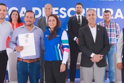 Tere Jiménez entregó escrituras a 200 familias del fraccionamiento Benito Juárez en Calvillo, otorgándoles certeza jurídica sobre su patrimonio.