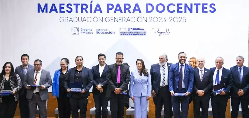 Tere Jiménez encabezó la graduación de la primera generación de maestría del CAM, un logro que simboliza vocación, esfuerzo y amor por la educación.