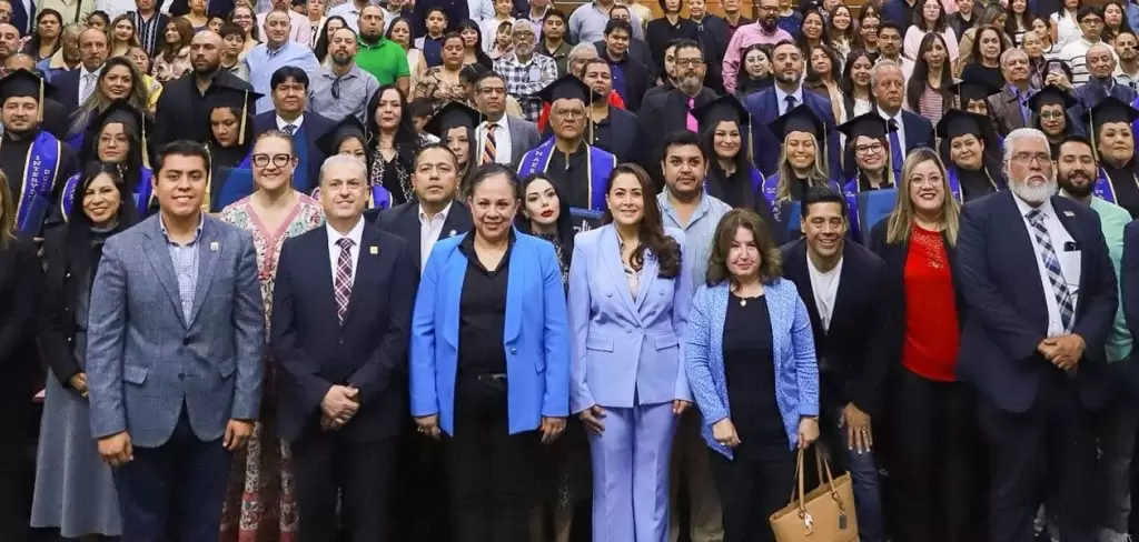 Tere Jiménez encabezó la graduación de 30 docentes del CAM y reafirmó su compromiso con la educación de calidad en Aguascalientes.