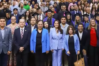 Tere Jiménez encabezó la graduación de 30 docentes del CAM y reafirmó su compromiso con la educación de calidad en Aguascalientes.