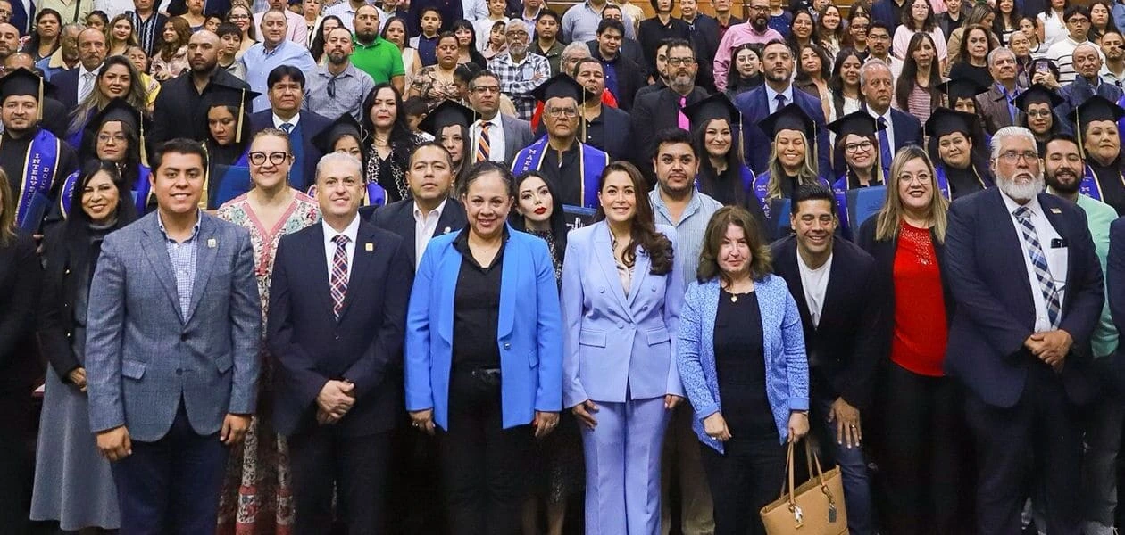 Tere Jiménez encabezó la graduación de 30 docentes del CAM y reafirmó su compromiso con la educación de calidad en Aguascalientes.