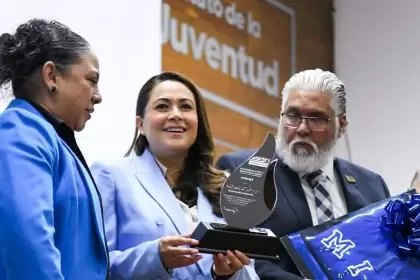 Tere Jiménez encabezó la graduación de 30 docentes del CAM, fortaleciendo la formación profesional y la educación de calidad en Aguascalientes.
