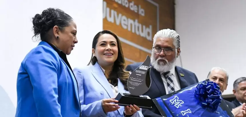 Tere Jiménez encabezó la graduación de 30 docentes del CAM, fortaleciendo la formación profesional y la educación de calidad en Aguascalientes.
