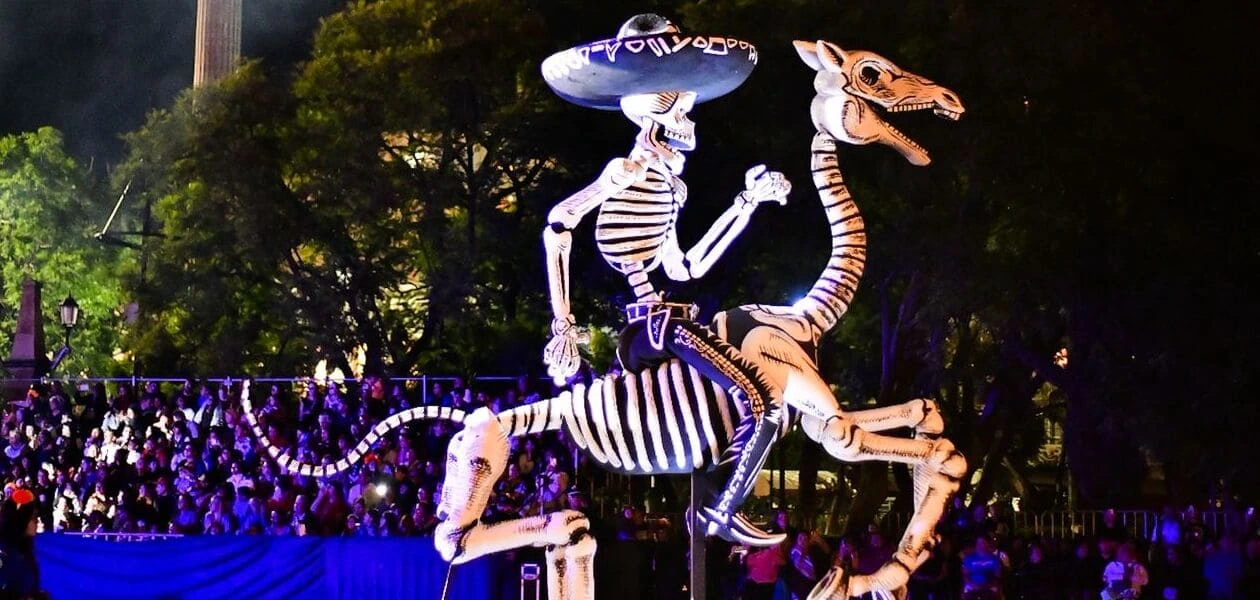 Más de 22 mil personas disfrutaron el Desfile de Calaveras 2025 en Aguascalientes, un evento lleno de color, tradición y saldo blanco.
