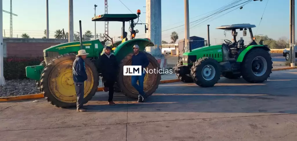 Agroproductores alistándose por el bloqueo carretero en la Carretera Federal 45 de Aguascalientes. Foto: JLMNoticias / Eddylberto Luévano.