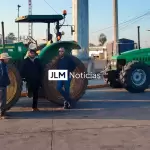Agroproductores alistándose por el bloqueo carretero en la Carretera Federal 45 de Aguascalientes. Foto: JLMNoticias / Eddylberto Luévano.