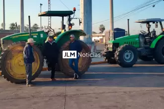 Agroproductores alistándose por el bloqueo carretero en la Carretera Federal 45 de Aguascalientes. Foto: JLMNoticias / Eddylberto Luévano.