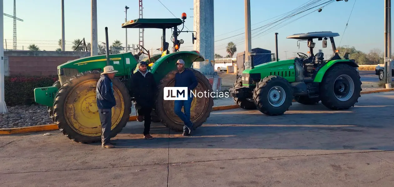 Agroproductores alistándose por el bloqueo carretero en la Carretera Federal 45 de Aguascalientes. Foto: JLMNoticias / Eddylberto Luévano.
