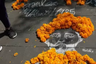 Una imagen en honor al alcalde Carlos Manzo, en Uruapan, Michoacán. Habitantes exigieron justicia por el crimen de Rodríguez, asesinado el sábado tras acudir a un acto públic. Foto: JLMNoticias / EFE/ Iván Villanueva.