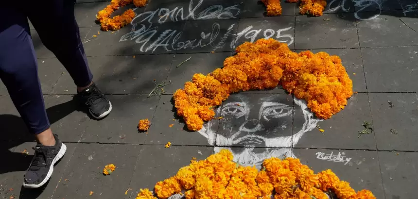 Una imagen en honor al alcalde Carlos Manzo, en Uruapan, Michoacán. Habitantes exigieron justicia por el crimen de Rodríguez, asesinado el sábado tras acudir a un acto públic. Foto: JLMNoticias / EFE/ Iván Villanueva.