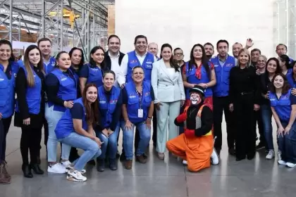 La gobernadora Tere Jiménez entregó mobiliario a 86 comedores y reconoció a más de 300 personas capacitadas en salud y desarrollo comunitario.