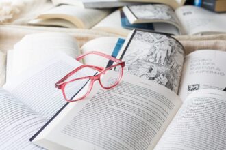 Libros abiertos con gafas rosas: símbolo del Día Nacional del Libro en México