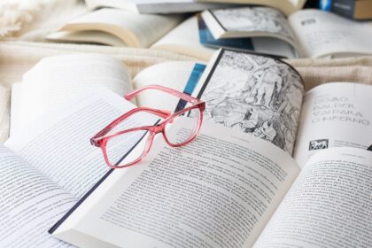 Libros abiertos con gafas rosas: símbolo del Día Nacional del Libro en México