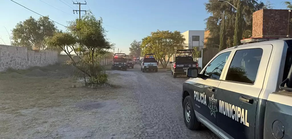Paramédicos atienden a tres hombres intoxicados en Cotorinas, Aguascalientes.