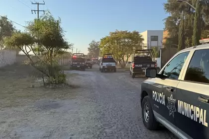 Paramédicos atienden a tres hombres intoxicados en Cotorinas, Aguascalientes.