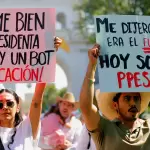 Jóvenes con carteles durante la marcha de la Generación Z.