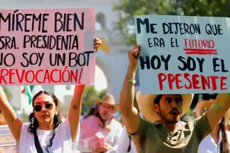 Jóvenes con carteles durante la marcha de la Generación Z.