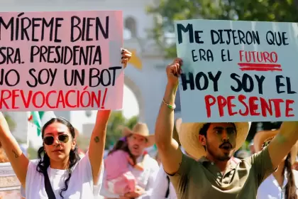 Jóvenes con carteles durante la marcha de la Generación Z.