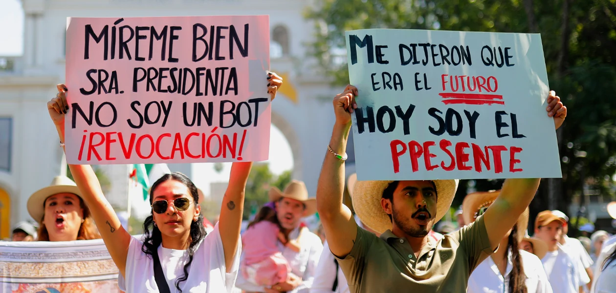 Jóvenes con carteles durante la marcha de la Generación Z.