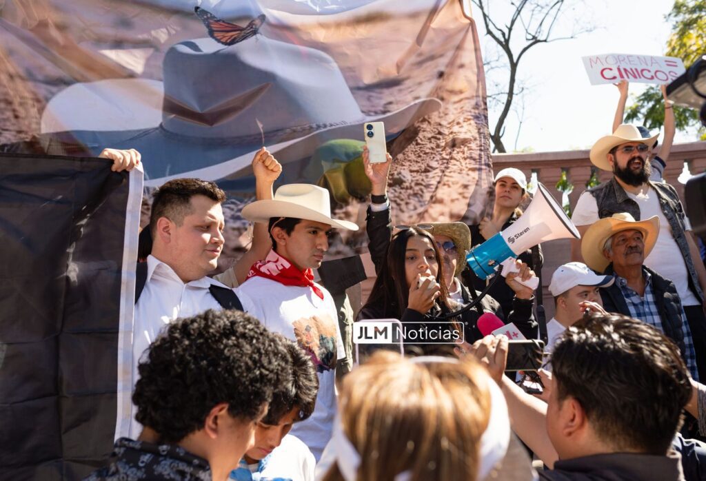 La marcha del 15 Noviembre en el Centro de Aguascalientes concentró a simpatizantes del Movimiento del Sombrero, tras el asesinato de Carlos Manzo, y jóvenes de la 'Generación Z'. Foto: JLMNoticias / Valeria Linares.
