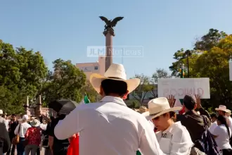 La marcha del 15 Noviembre en el Centro de Aguascalientes concentró a simpatizantes del Movimiento del Sombrero, tras el asesinato de Carlos Manzo, y jóvenes de la 'Generación Z'. Foto: JLMNoticias / Valeria Linares.
