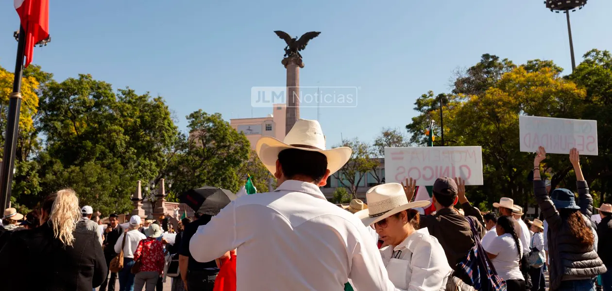 La marcha del 15 Noviembre en el Centro de Aguascalientes concentró a simpatizantes del Movimiento del Sombrero, tras el asesinato de Carlos Manzo, y jóvenes de la 'Generación Z'. Foto: JLMNoticias / Valeria Linares.
