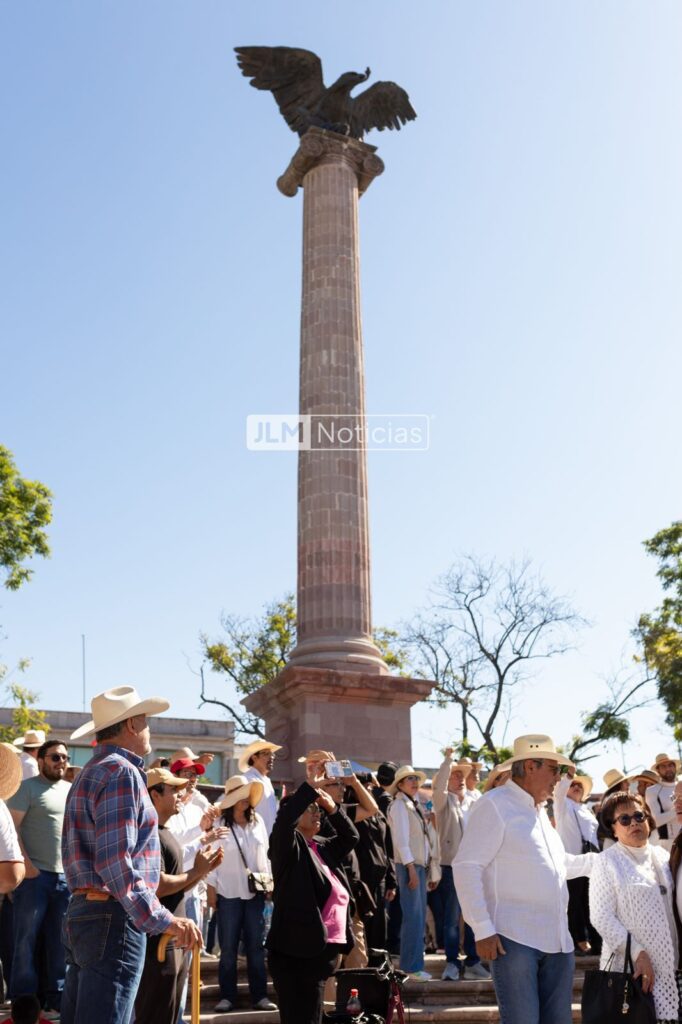 La marcha del 15 Noviembre en el Centro de Aguascalientes concentró a simpatizantes del Movimiento del Sombrero, tras el asesinato de Carlos Manzo, y jóvenes de la 'Generación Z'. Foto: JLMNoticias / Valeria Linares.