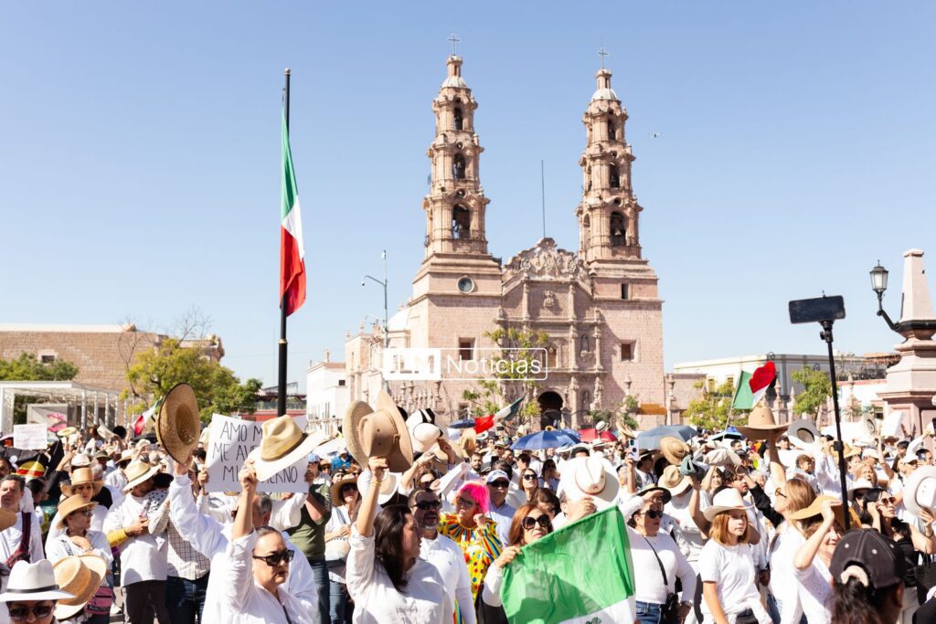 La marcha del 15 Noviembre en el Centro de Aguascalientes concentró a simpatizantes del Movimiento del Sombrero, tras el asesinato de Carlos Manzo, y jóvenes de la 'Generación Z'. Foto: JLMNoticias / Valeria Linares.