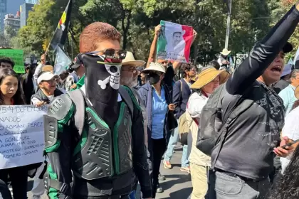 Marcha de la Generación Z avanza por Reforma rumbo al Zócalo en un día de caos en CDMX