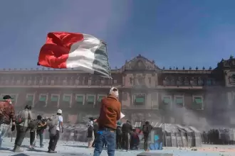 Marcha de la "Generación Z" en la Ciudad de México. Enfrentamiento entre manifestantes y policía capitalina en el Zócalo. Foto: JLMNoticias / Agencia El Universal / Gabriel Pano