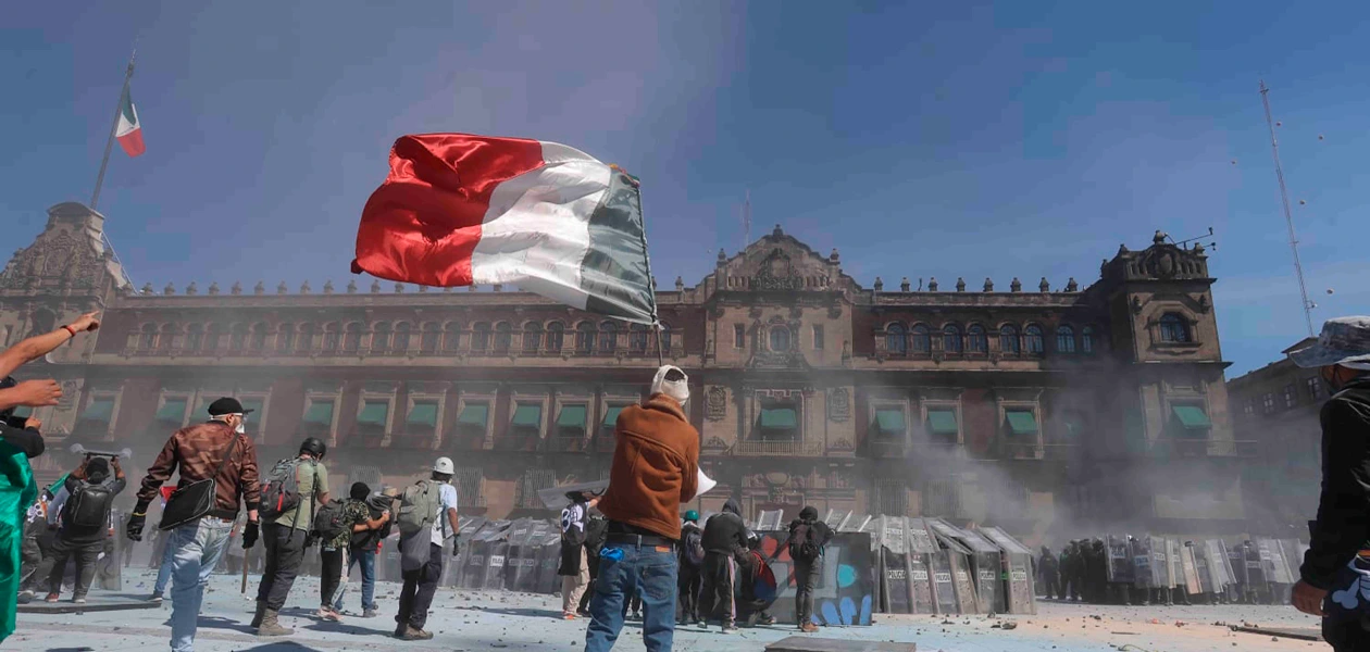 Marcha de la "Generación Z" en la Ciudad de México. Enfrentamiento entre manifestantes y policía capitalina en el Zócalo. Foto: JLMNoticias / Agencia El Universal / Gabriel Pano