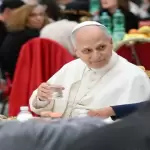Papa León XIV comparte mesa con personas necesitadas en el Vaticano durante el Jubileo de los Pobres.